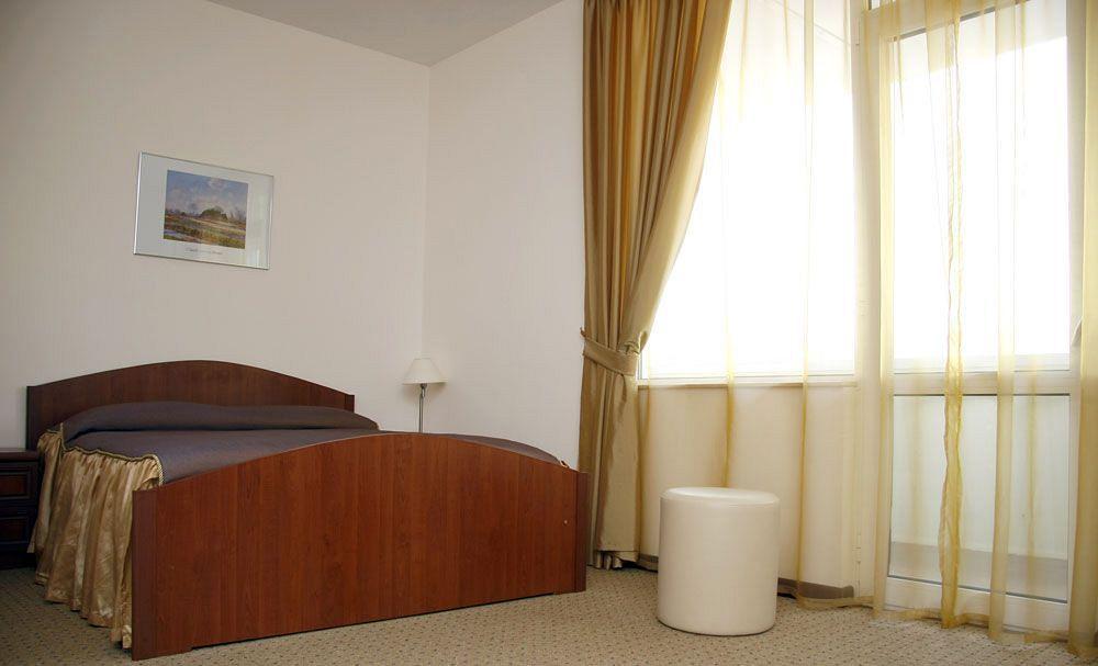 Отель Cruise 4*